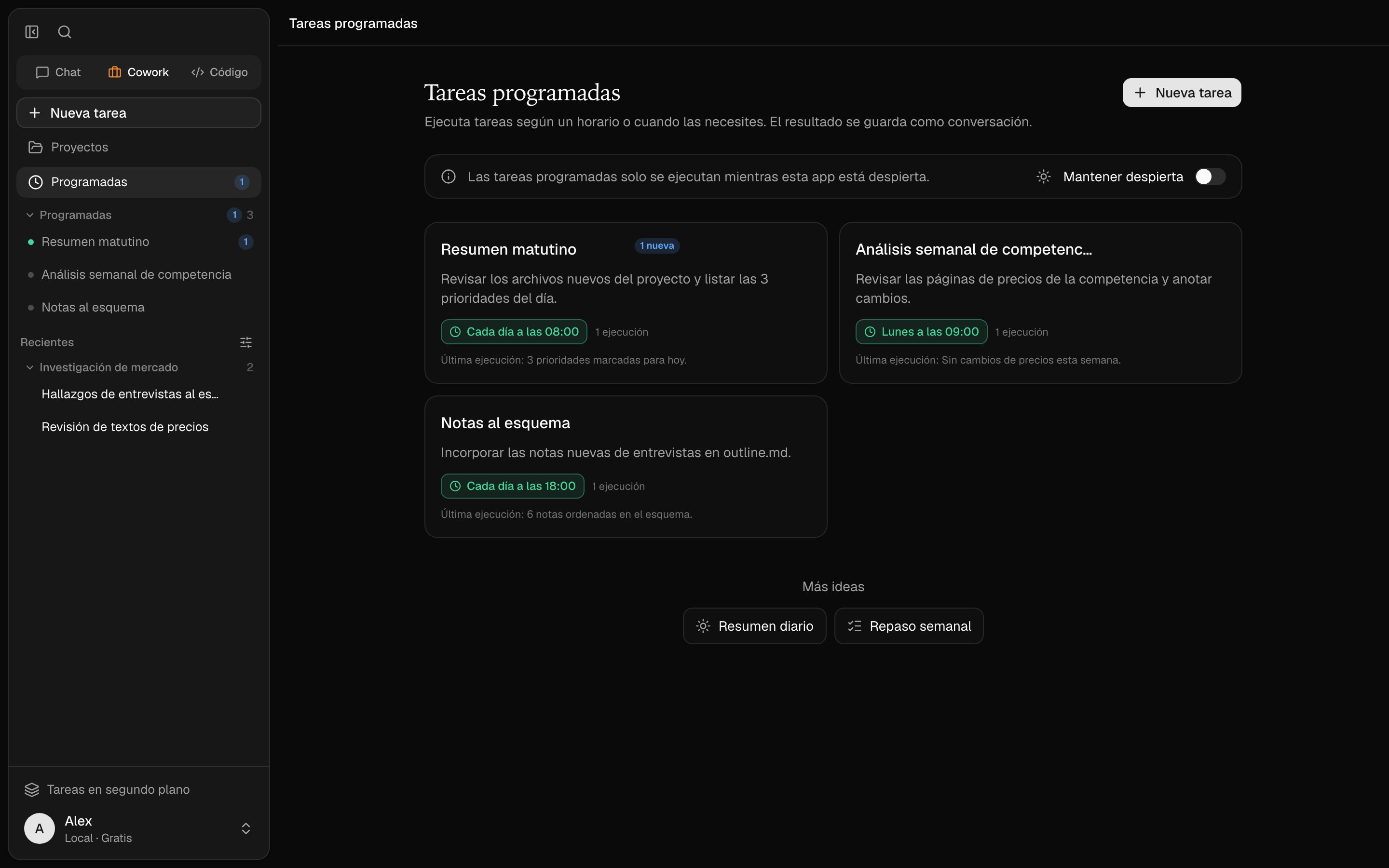 La pantalla de tareas programadas con tarjetas de rutinas y su historial de ejecuciones